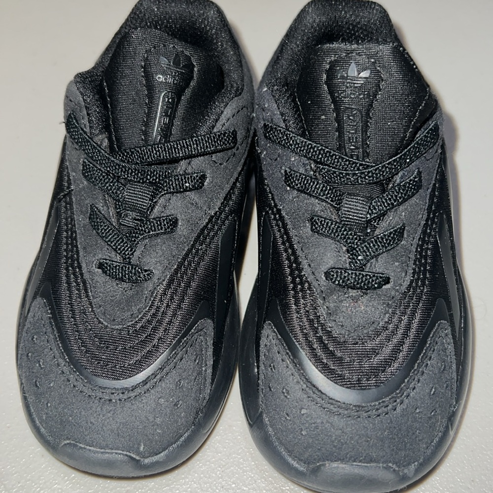 Adidas Ozelia Core Sneakers